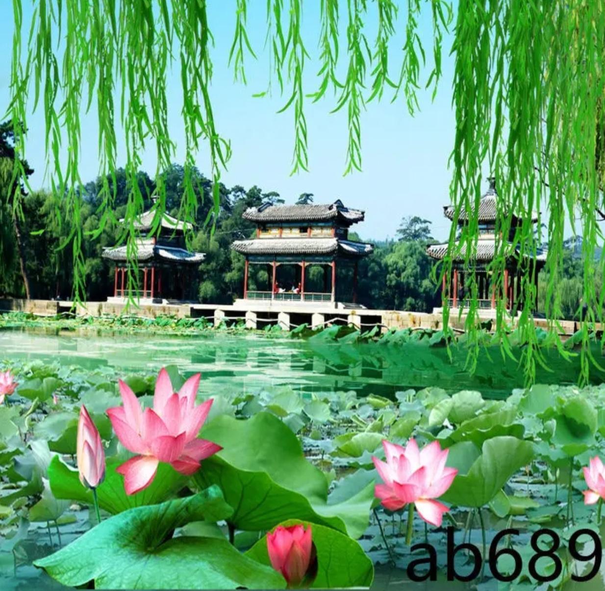 〔欣赏图片〕
江南风光无限好；
垂柳倒影荷花开；
凉亭岸边休闲处；
行人游园心情