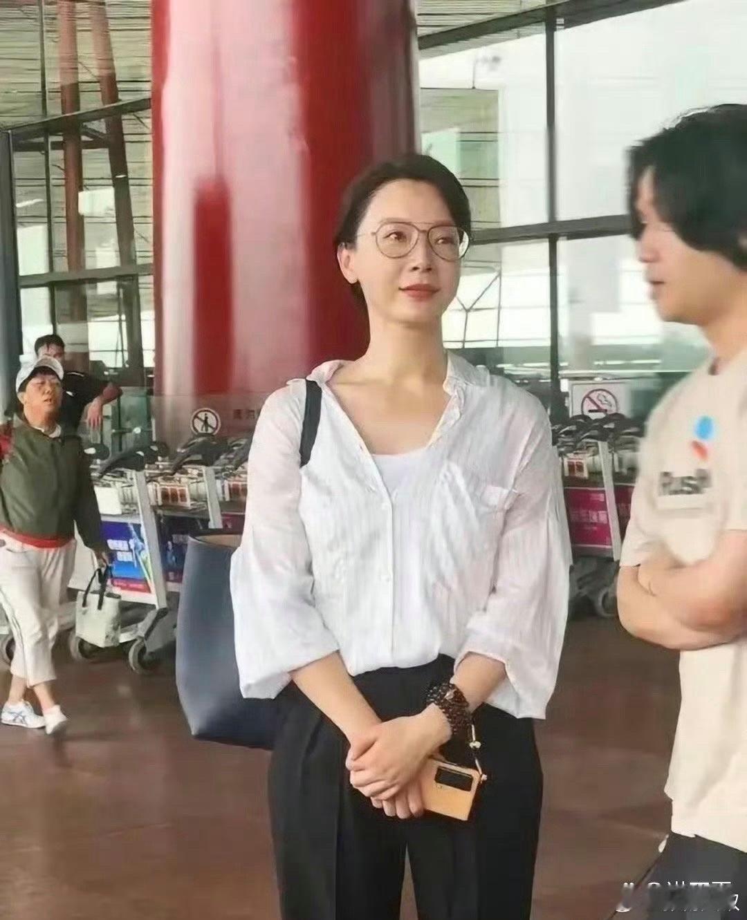 46岁的陈数在机场接儿子时未化妆，自然状态展现了岁月的痕迹。 