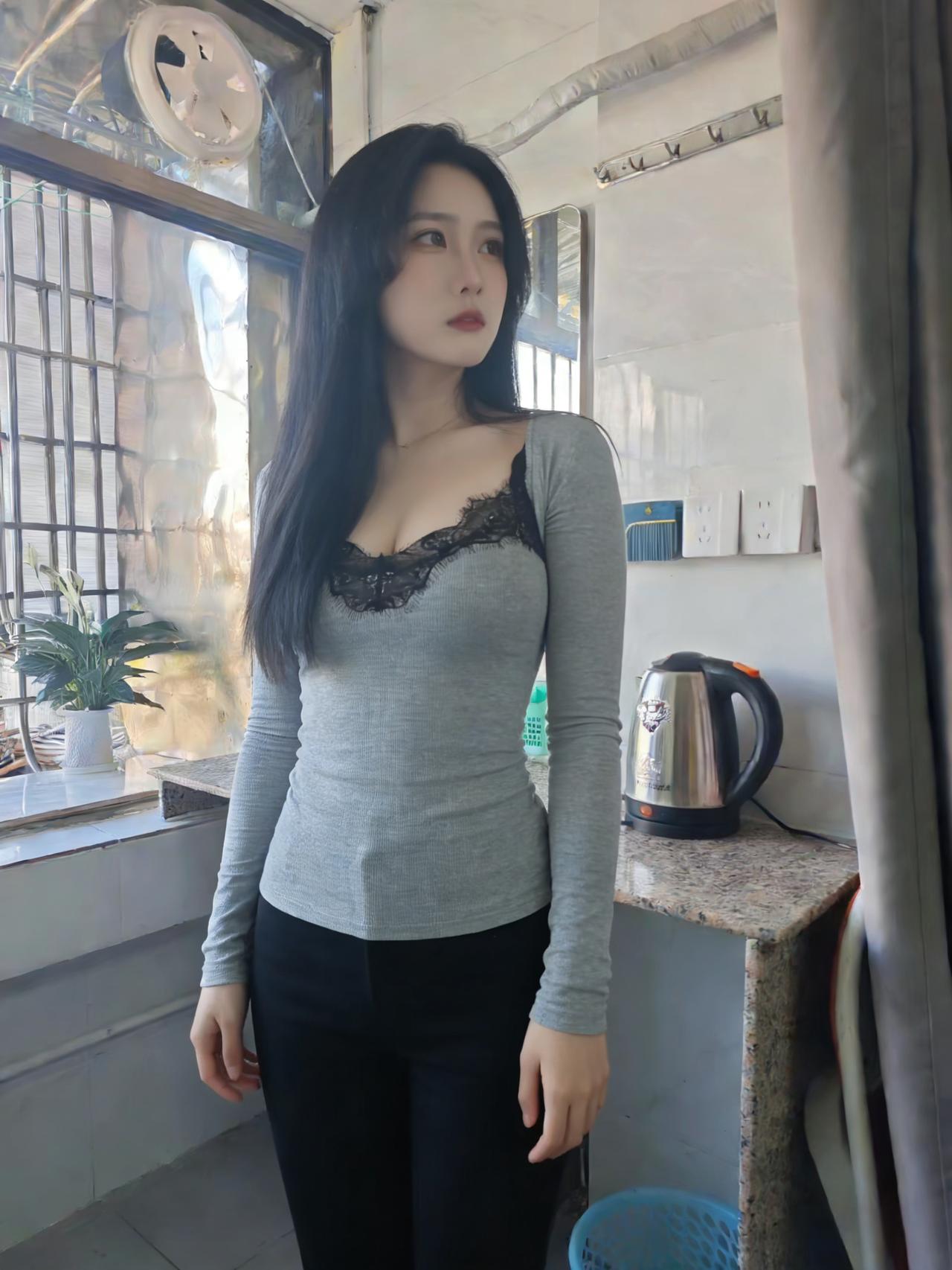 在油烟与晨光交界的方寸地
她把自己从人群里摘出来
灰色是她选的底色，不扎眼，也不