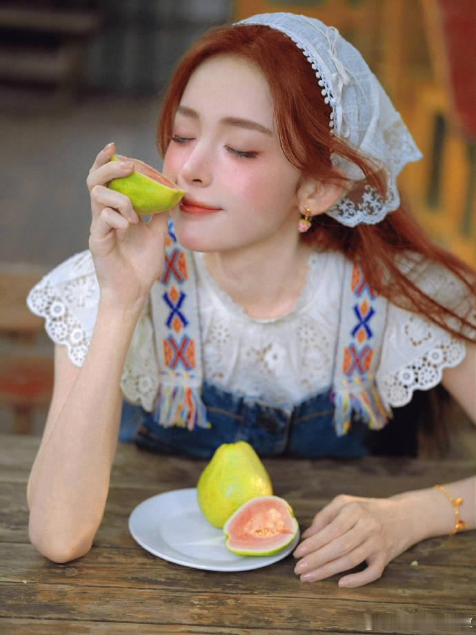 娜扎拍写真又差点热晕过去现在的三伏天太热了，感觉娜扎盛夏户外拍摄确实是热的不行了