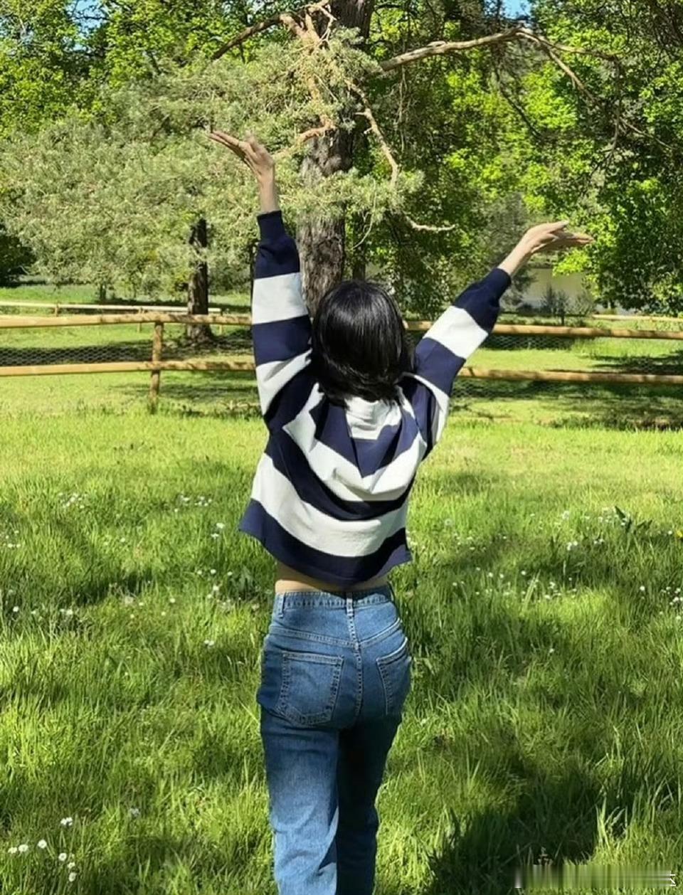 宋慧乔的腰线真的好美哦，看样子姐姐私下没少锻炼的～这样的年龄能够保持着如此的身材