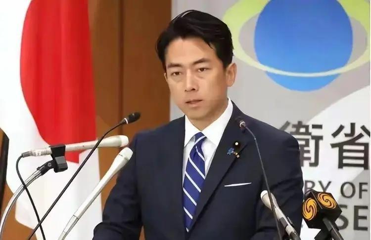 8月4日，日本长崎县32个市民团体召开记者会，正式向首相高市早苗和防卫大臣小泉进