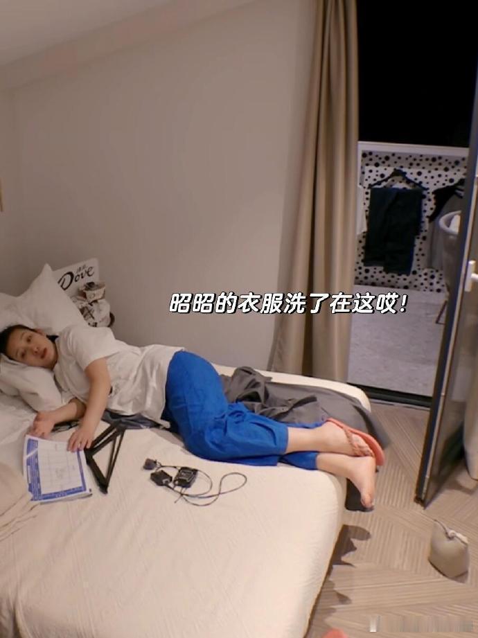 花儿与少年，原来她们平时也会洗衣服呀！发现阳台上都挂着呢！！ 