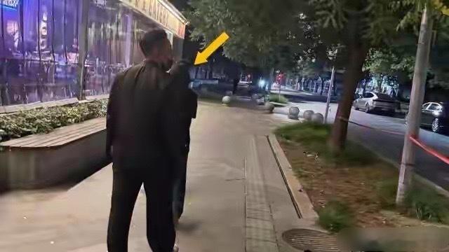 北京实拍小菲父女夏夜散步，玥儿长高蜕变，细节尽显父爱 