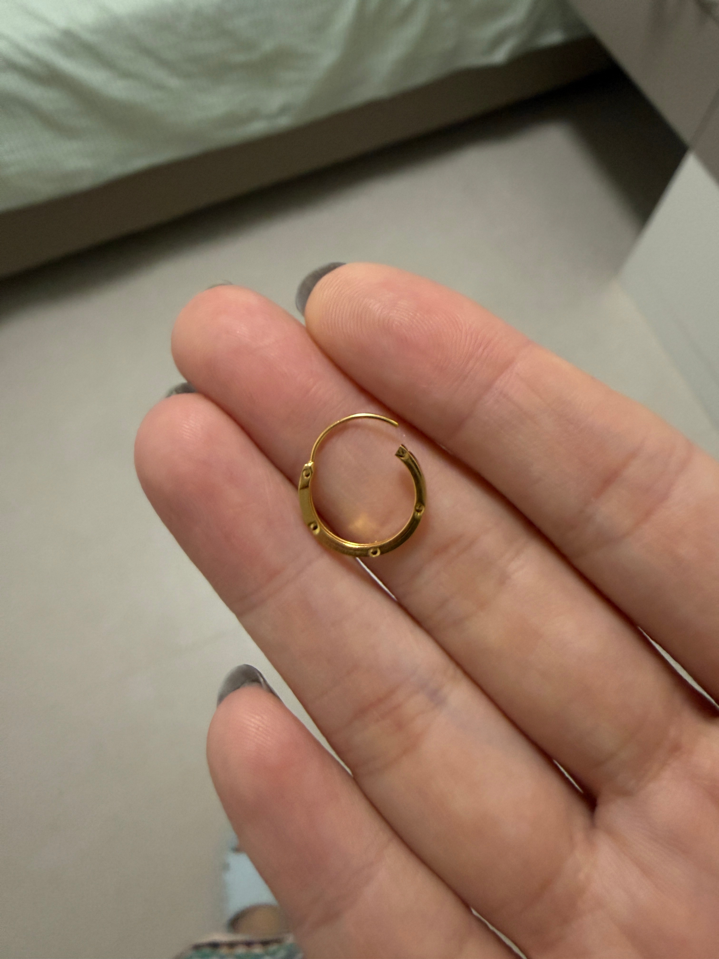 耳环丢两天了，金的，挺心疼的。车里、卧室都找过，没有。刚李扣扣洗澡，在浴室找到了