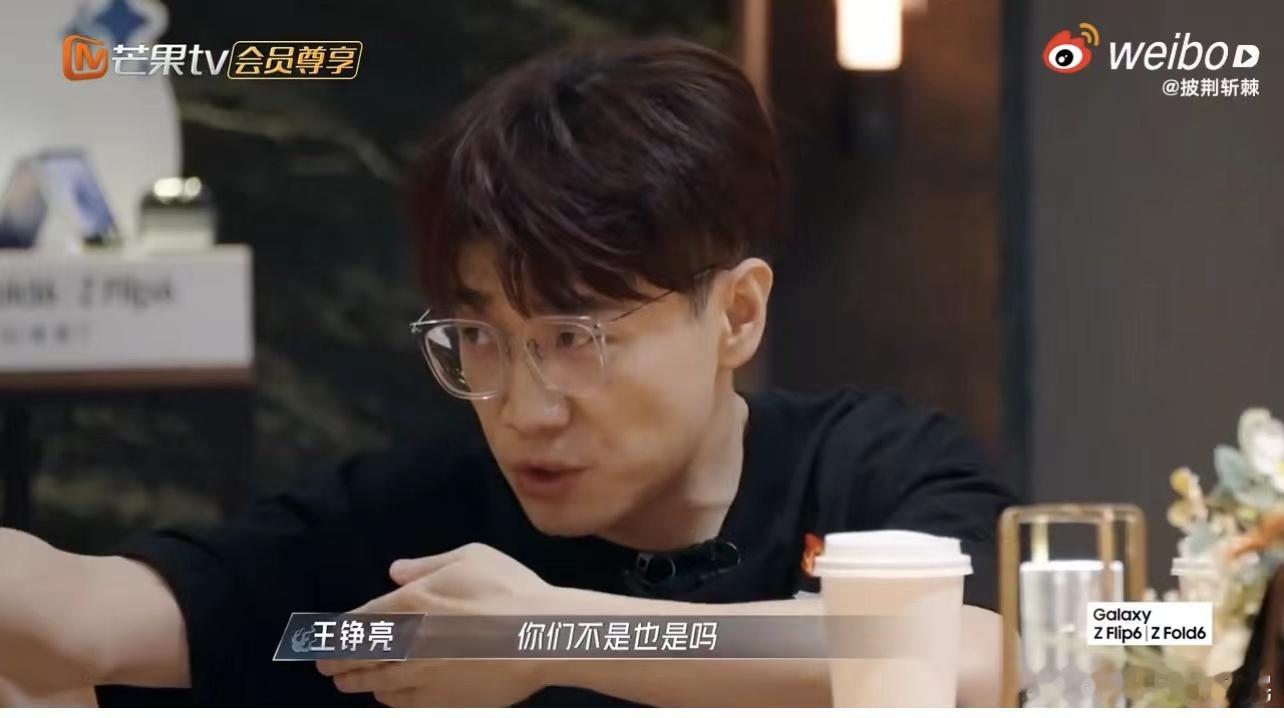 #王铮亮带队给高卿尘发传单# 王铮亮和各位哥哥们用如此独特的风格为小九的厦门巡演