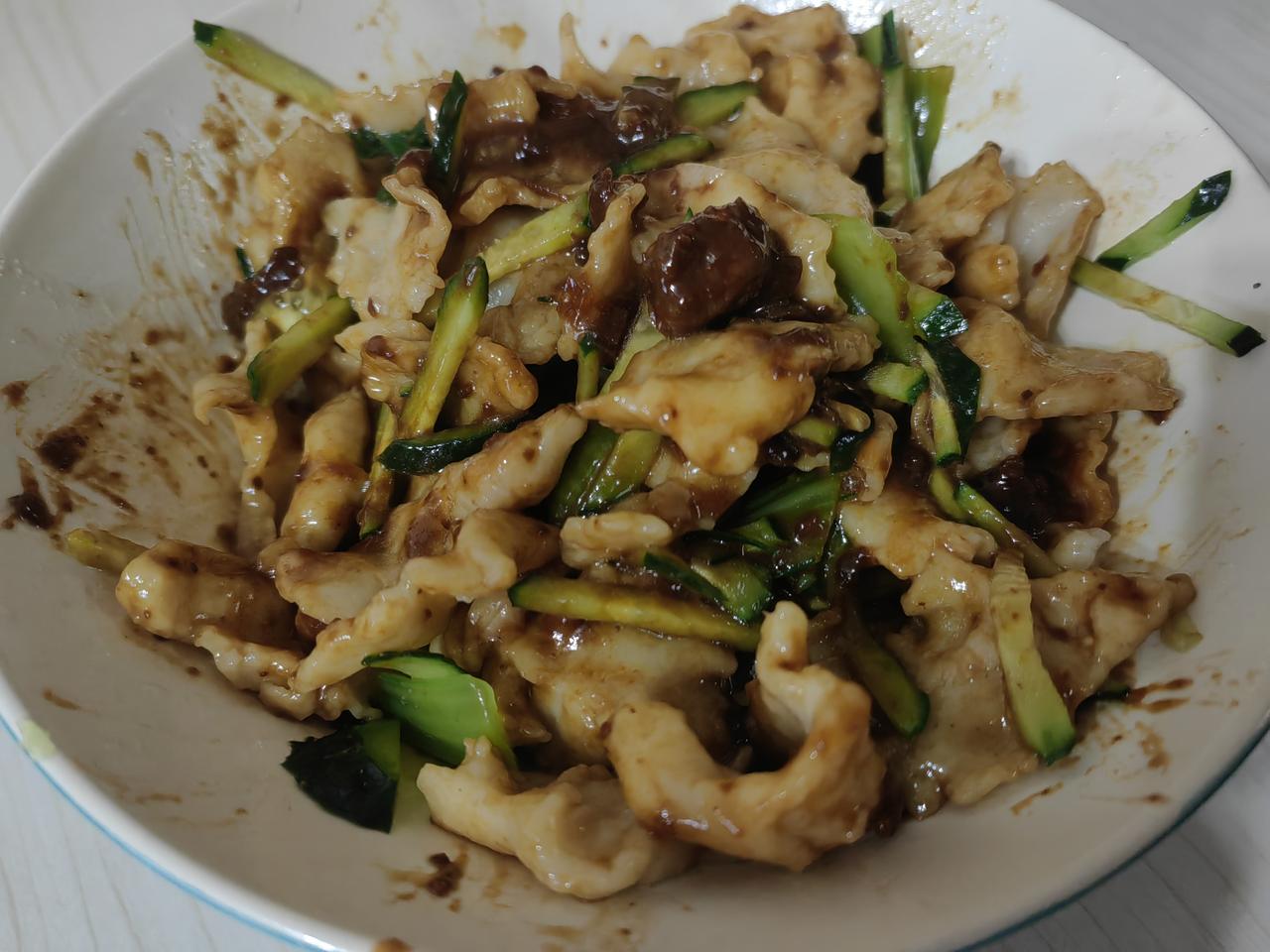 晚上太座做的揪片，拌猪肉杂酱。这么大一碗，真是爱碳水。不过，它撑住了我晚上的码字