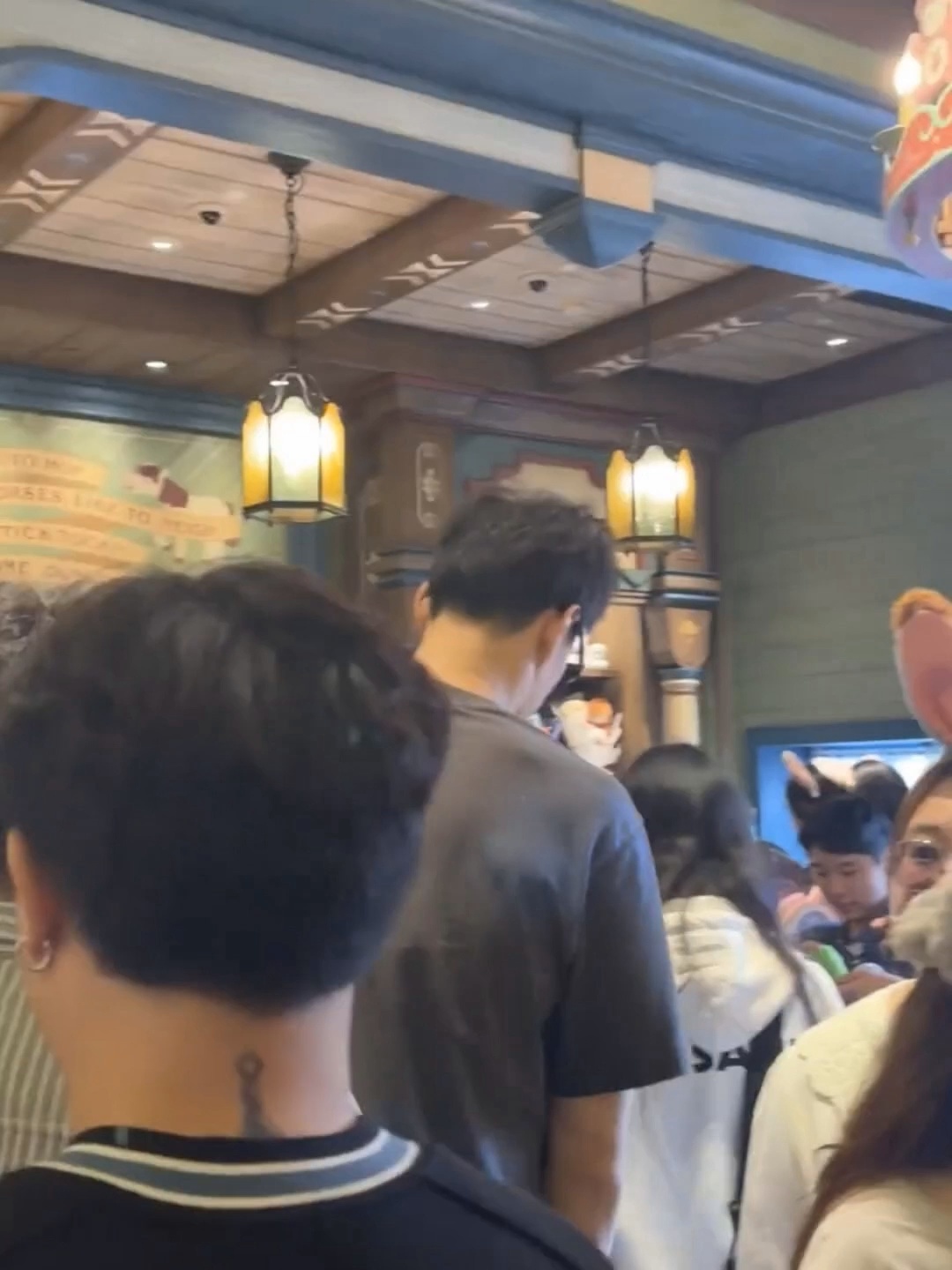 SWim进行时     『8824』20251211 香港迪士尼乐园偶遇掉落手臂