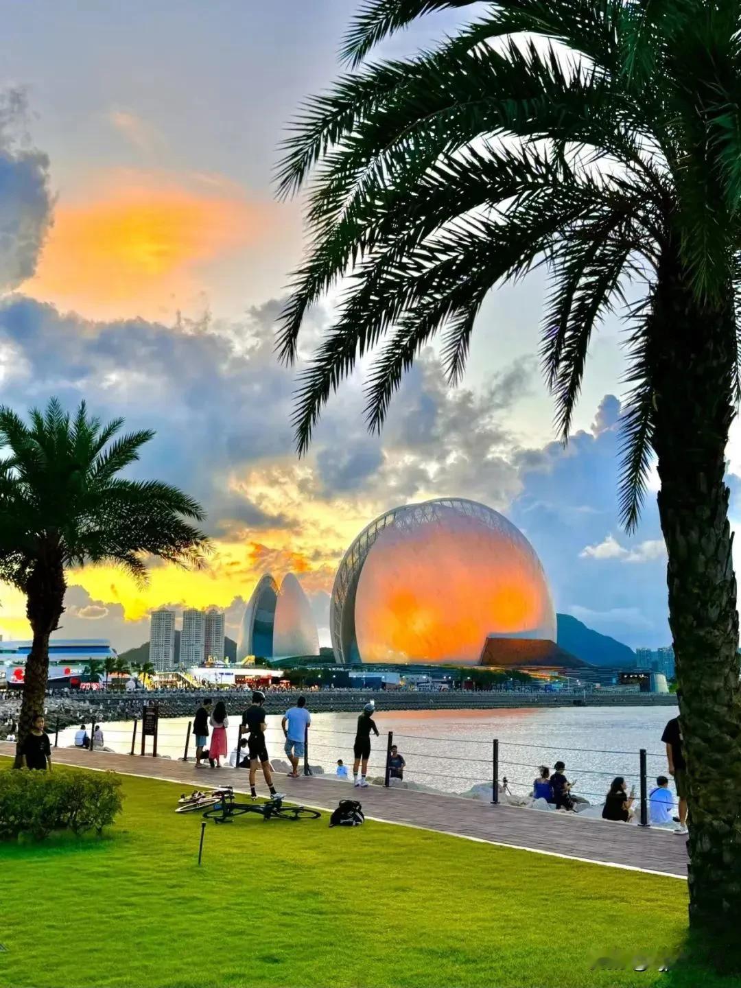 #上联：莲子心里苦，下联才友请#
世人都皆知。