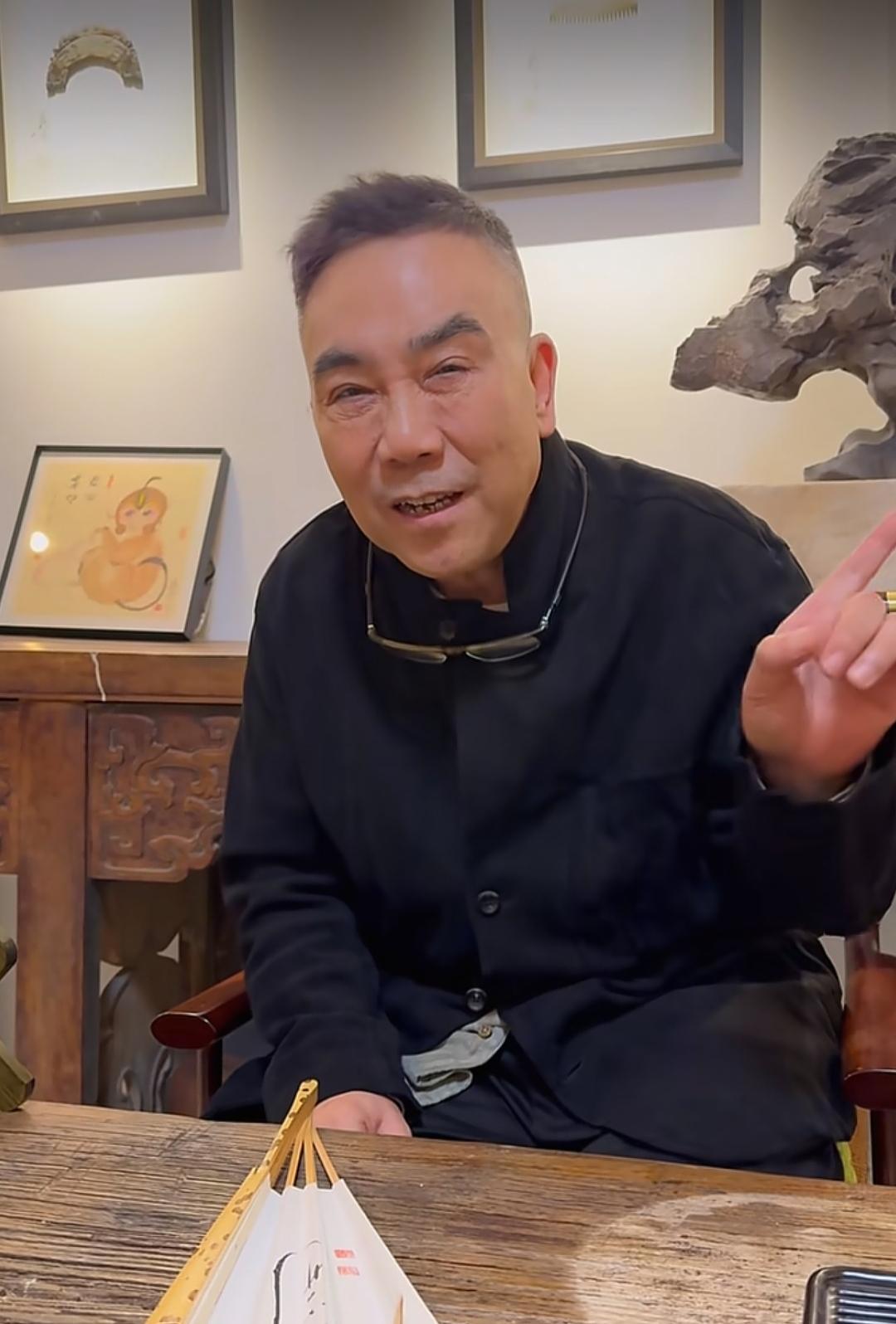 最近一个月，
杨议一直在碰瓷郭德纲，
他说能治郭德纲的，
还得是他杨老五，
只要