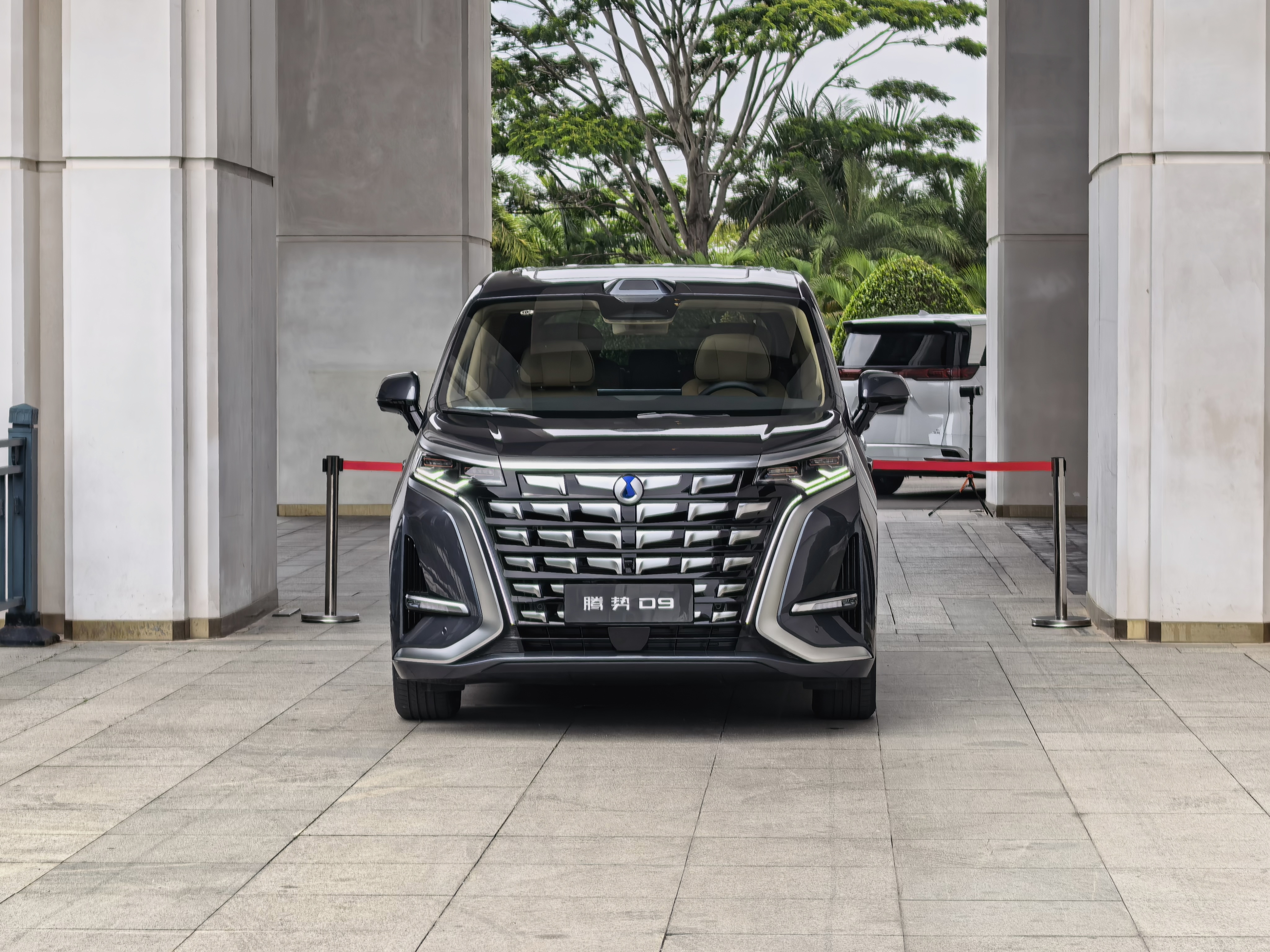 来拍第二代腾势D9