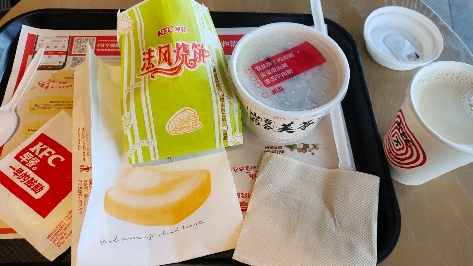 孙颖莎代言肯德基  一大早就来KFC肯早餐了，取餐时候问小姐姐我们新代言人周边啥