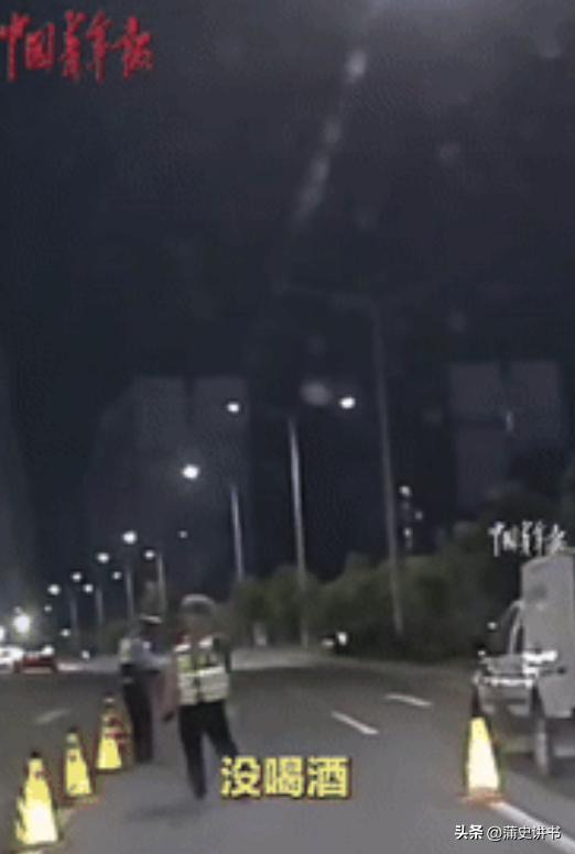 “笑不活了！”江西南昌，一男子开车偶遇一群交警查酒驾，突然他把车停了下来，不料，