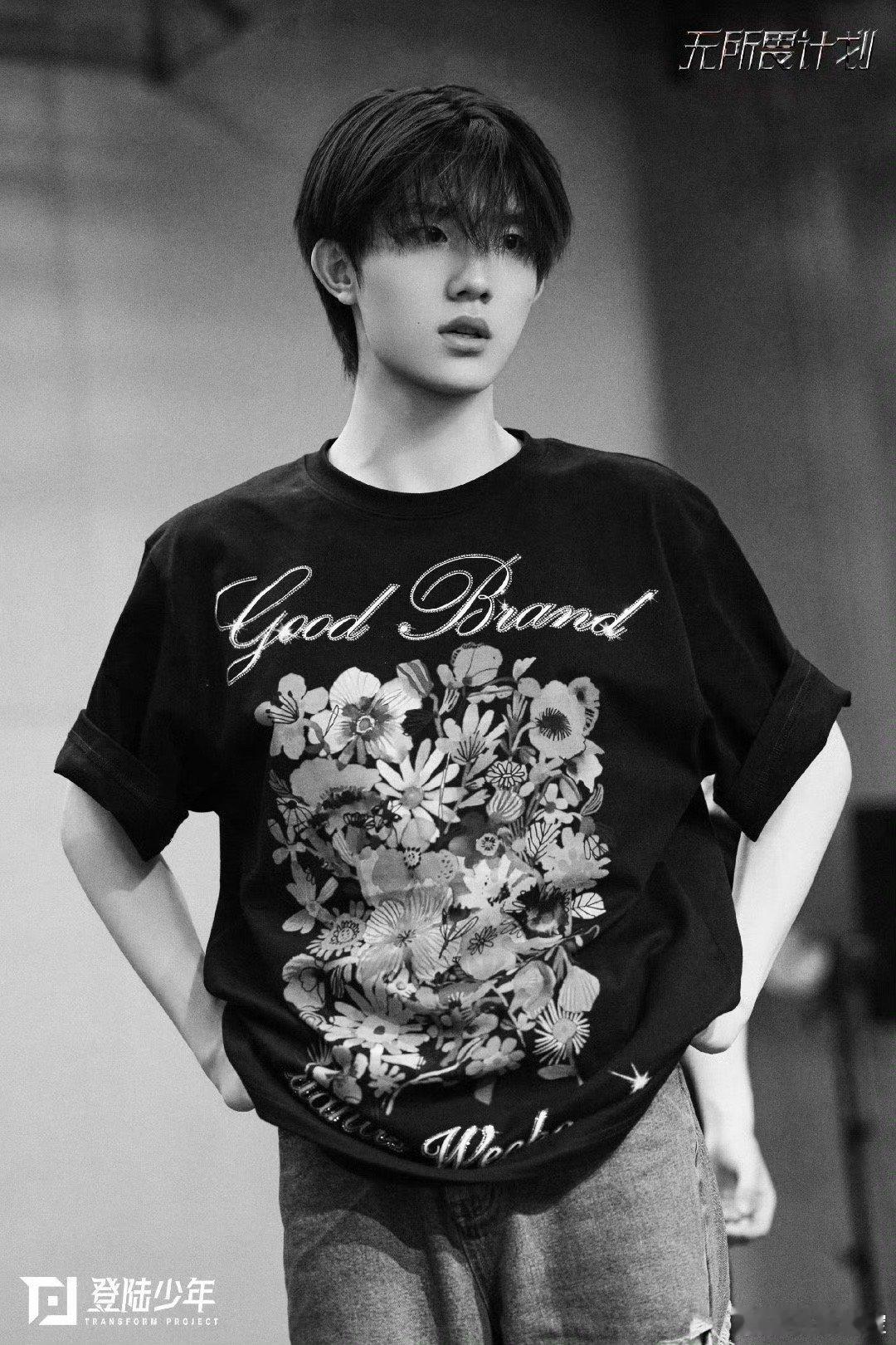 苏新皓后台突袭直播TOP登陆少年组合苏新皓于演唱会后台开启突袭直播，与粉丝畅聊幕