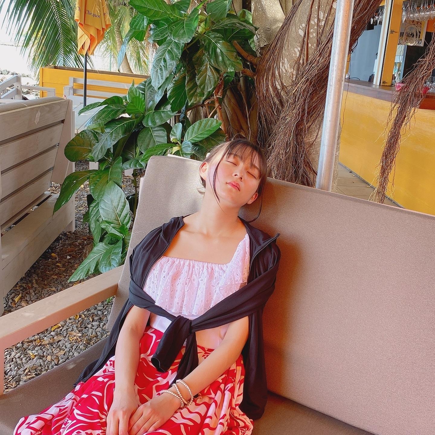 鈴木絢音「写真集の発売から5年が経ちました🏖️ 私にとって大切な作品が皆さんに