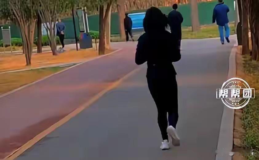 你有没有这种困扰：明明吃得不算多，肚子却一圈圈往外冒；试过节食、跑步、甚至各种网