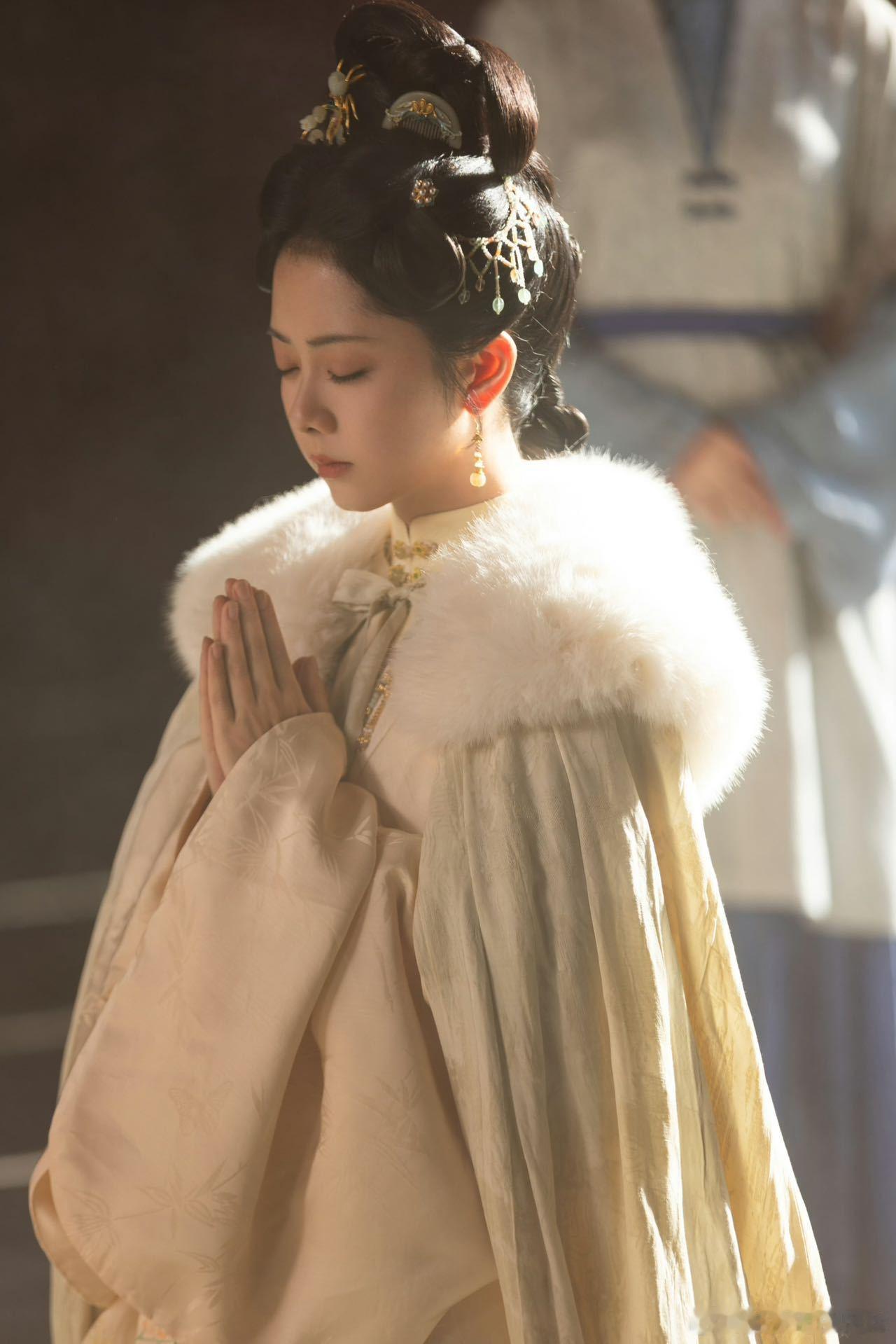 许兰香笑着哭许兰香烛光下笑中带泪，谭松韵细腻演绎，藏着沈嘉兰无人记得生辰的满心心
