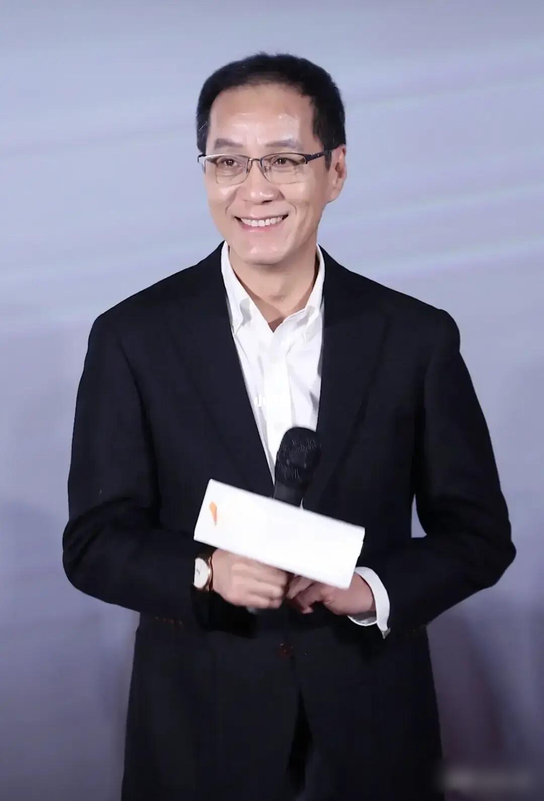主持人问冯远征:“在娱乐圈，你认为哪个演员最火？”冯远征不假思索就说...
