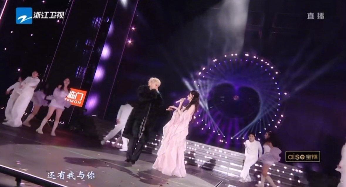 黄子韬徐艺洋婚后首次同台  你们俩有点过份甜啦啊！！ 