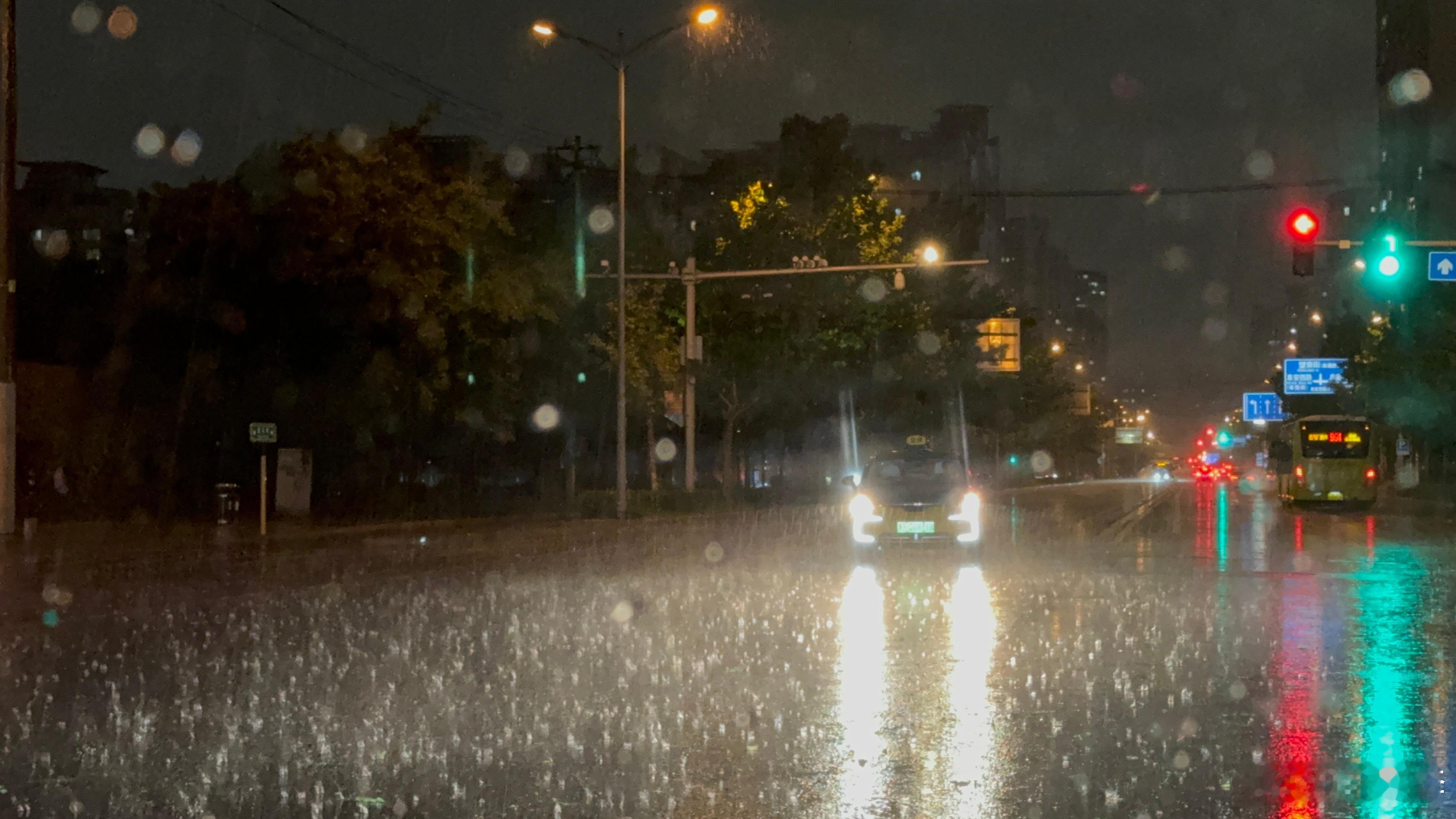 昨晚大雨过后湿乎乎一片，京密路主干道上修路施工，挖了大概5米宽手掌深的一个槽，横
