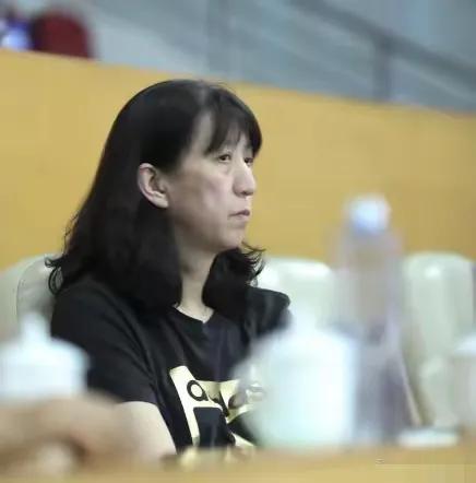 女排比女篮教练还固执，从赖亚文，郎平，蔡斌，到赵勇，杨昊，就是不会临场应变和指挥