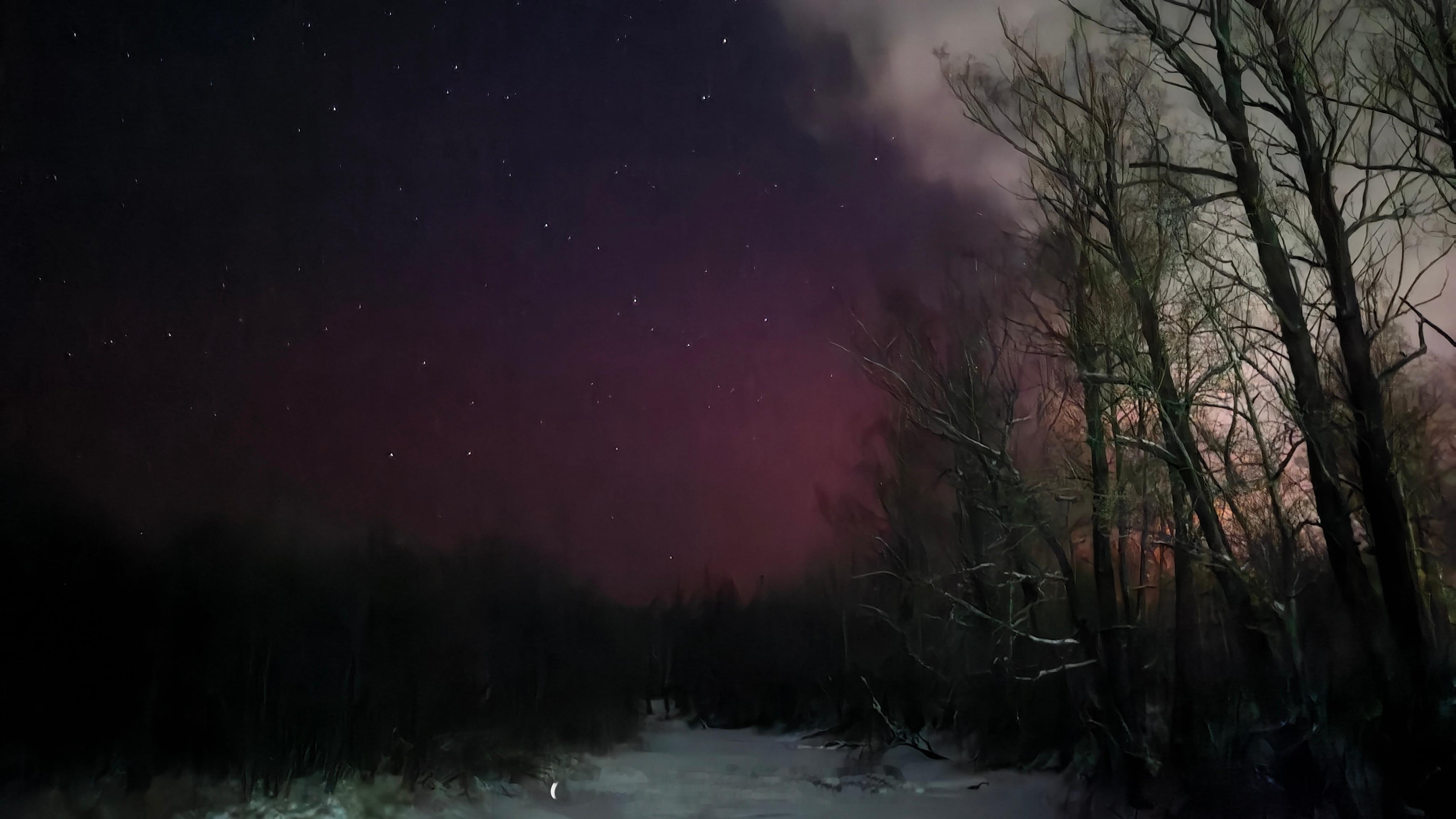 离着漠河还有几百公里，在呼伦贝尔也是能拍到极光的，但是肉眼确实看不到，城市里的光