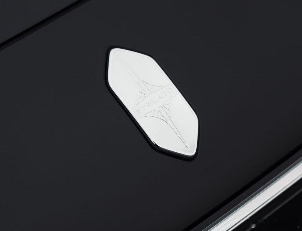 车身线条超流畅，配复古辐条轮毂，低调里藏着奢华感😎！内饰真皮+木纹+华为音响，