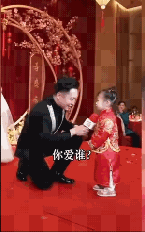 小棉袄在大众场合竟然漏风了。
童言无忌。相信小女孩子，说的是实话！
不过，主持人