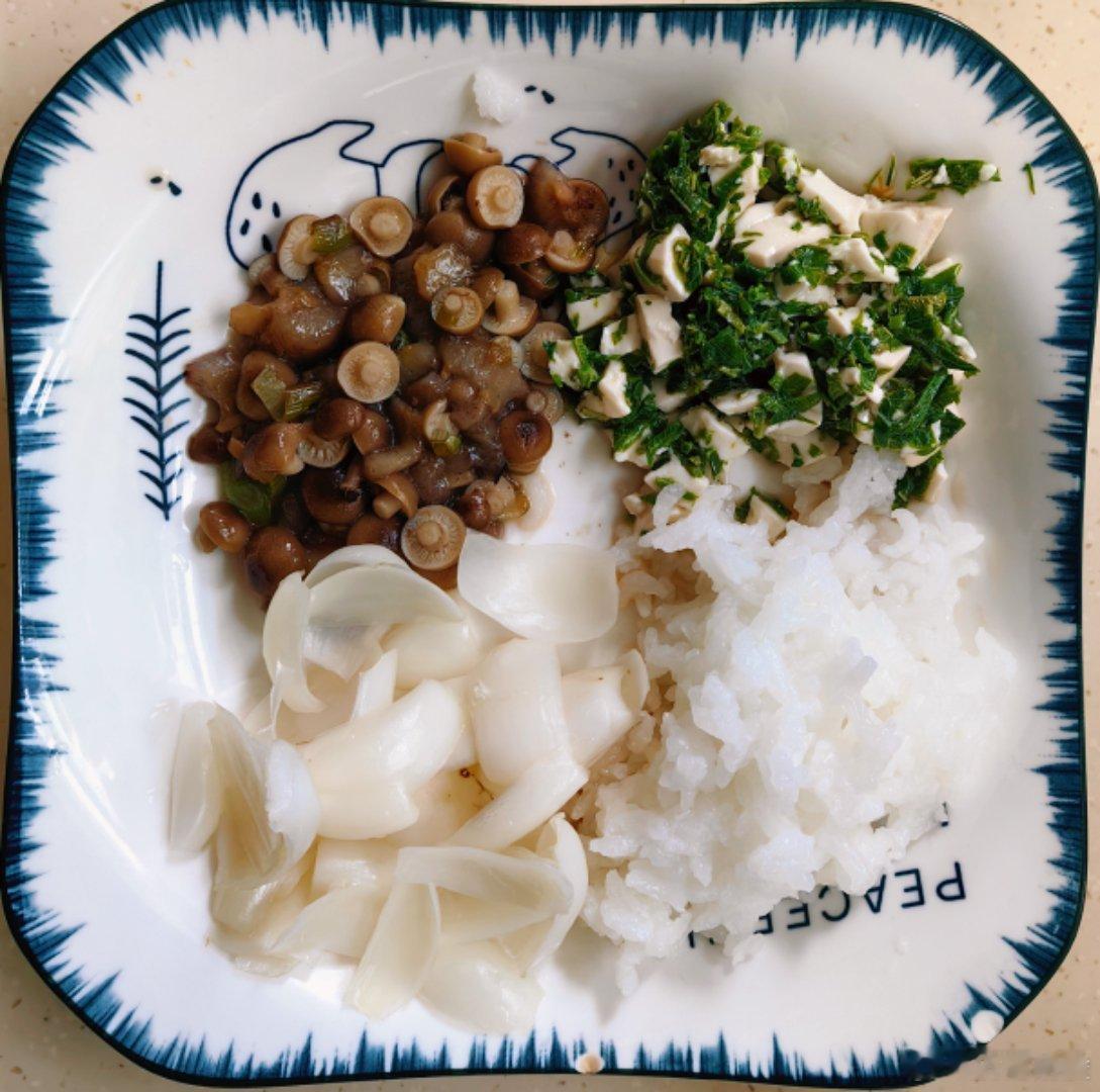 中午陪老母亲吃饭：米饭，蒸鲜百合，香椿芽嫩叶拌豆腐，海鲜菇伞冒海参。原先老母亲最