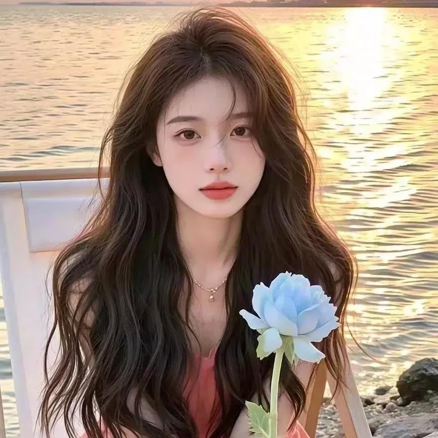 夕阳下的温柔少女，手持蓝色玫瑰，宁静而美丽。温柔蓝裙少女 蓝色花海少女 玫瑰美人