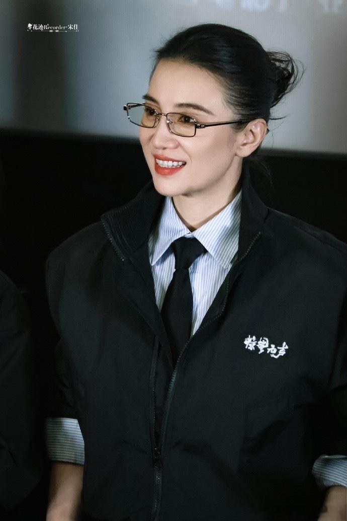 宋佳回应十几台机器怼脸的压力 谁懂宋佳的专业度有多绝✨！路演现场回应被多台机器怼