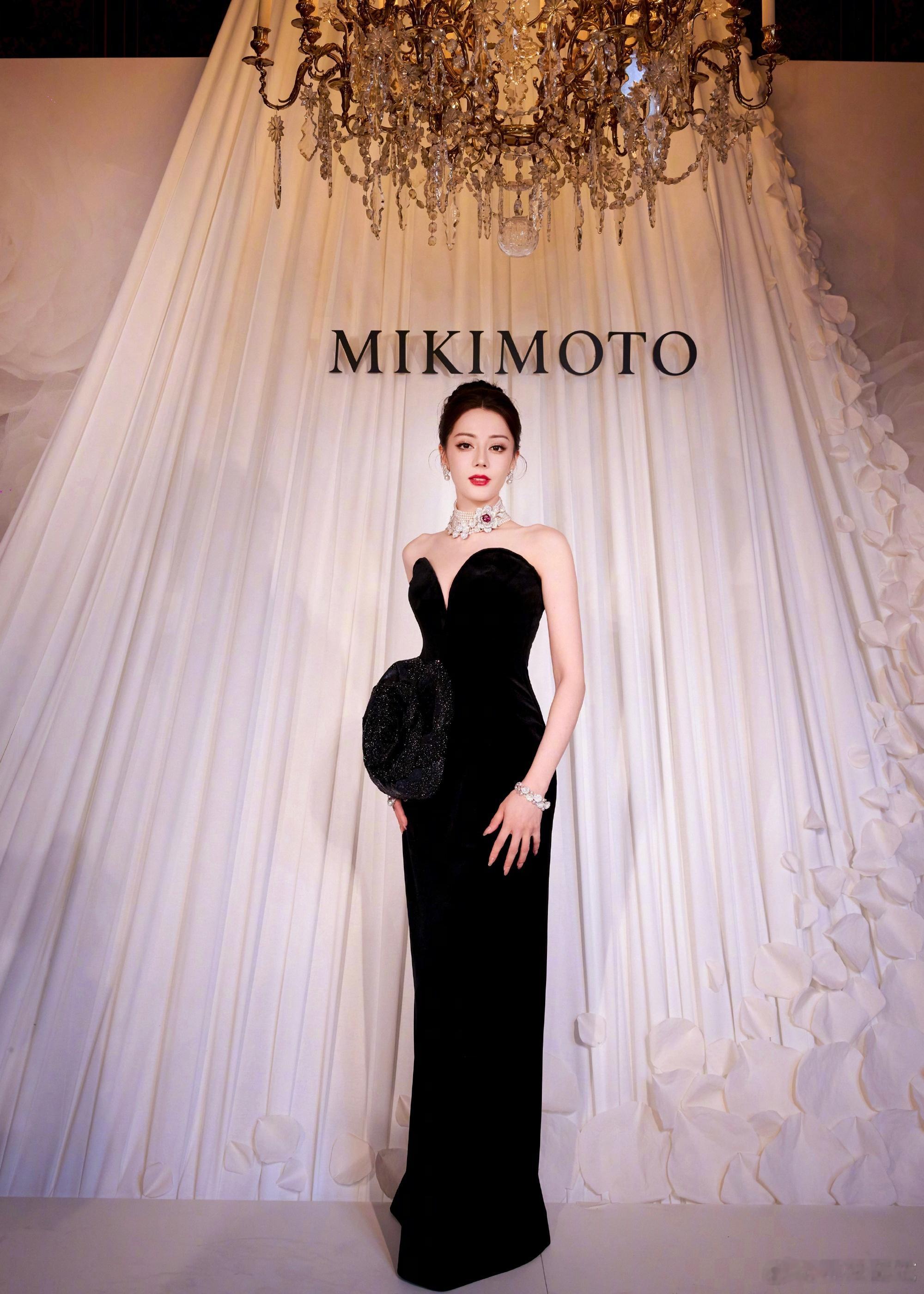 迪丽热巴   in   Rahul Mishra CUSTOM基于品牌最新发布的