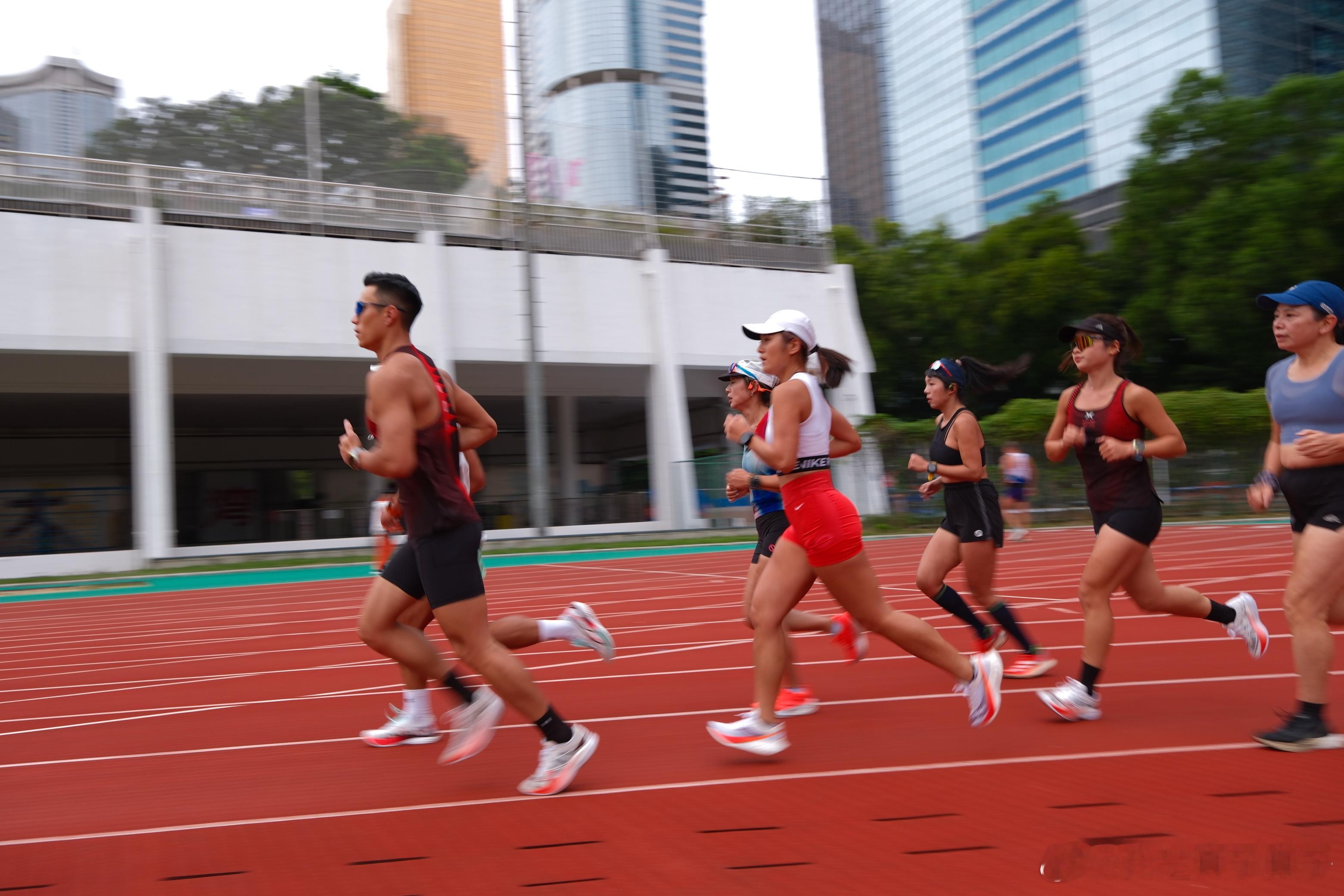 是的，我可以慢下来，但我绝不会向热爱认输昨天久违的间歇训练，终于回到了田径场 —