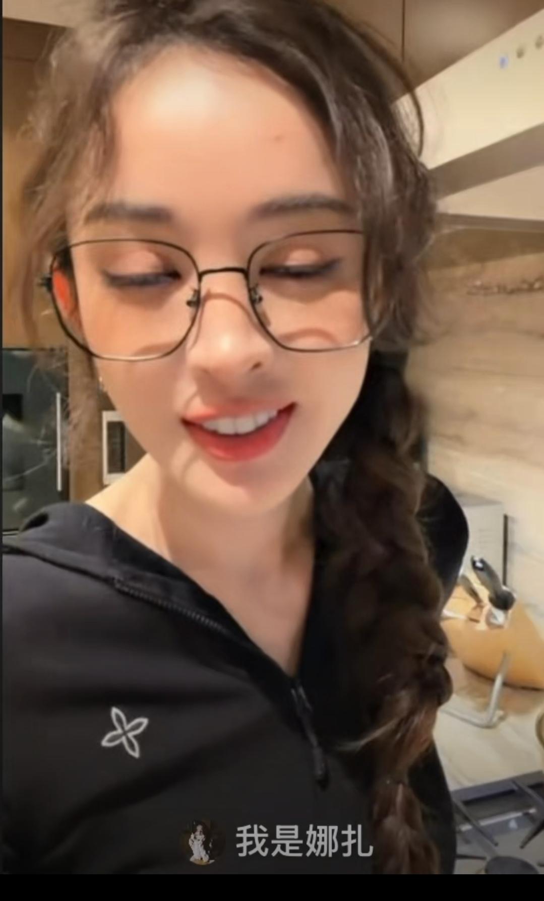 于正光速辟谣笑不活了
家人们谁懂啊！娜扎这张嘴是自带搞笑buff吧！直播连麦于正