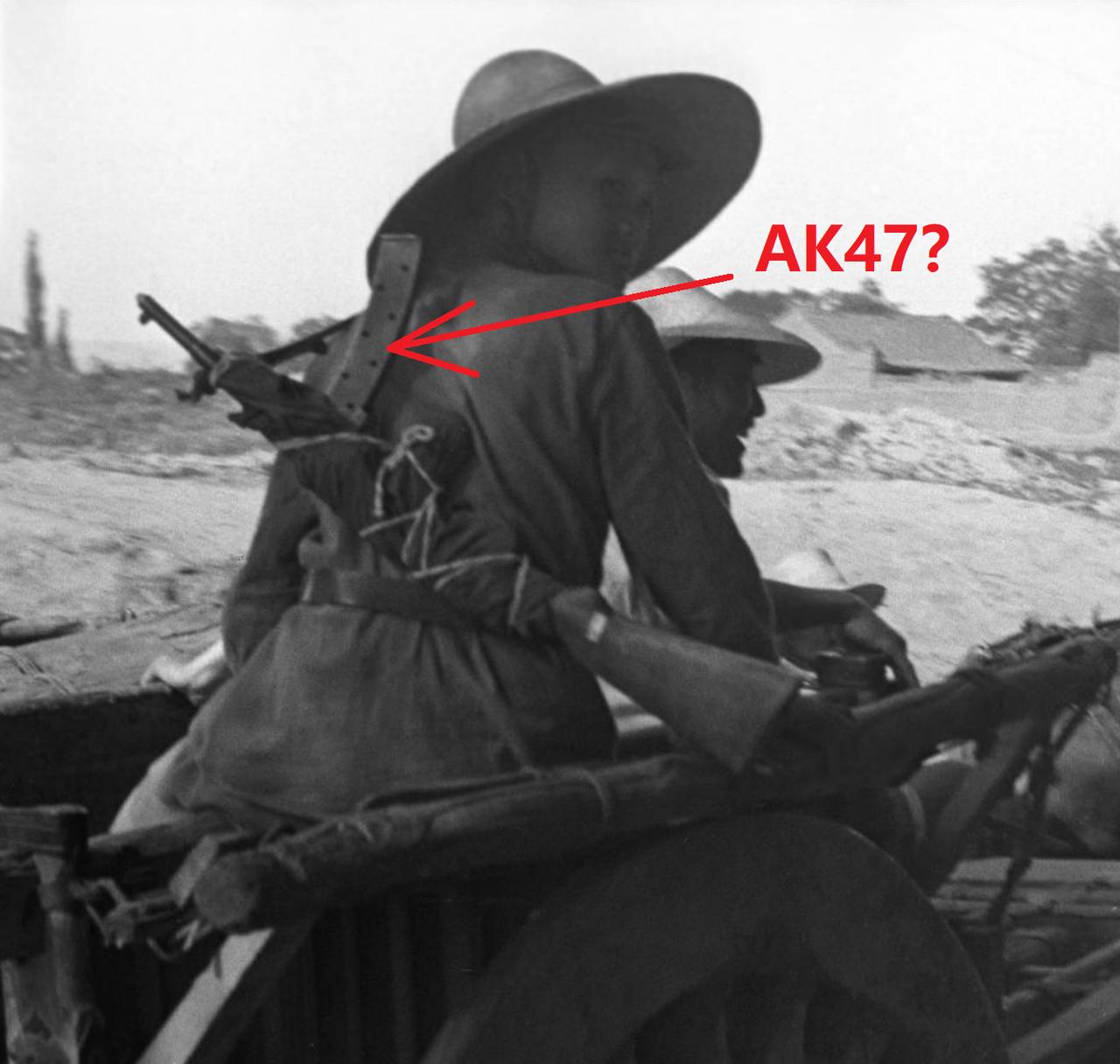 这是随军记者在一辆马车上拍到的一位八路军士兵。这位八路军士兵很普通，不普通的是他