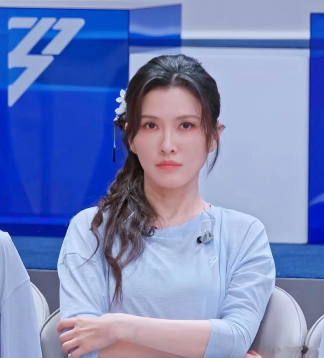 今天的洁儿好美好美，让我们把那些奇奇怪怪的假发都丢得远远的好吗？ 