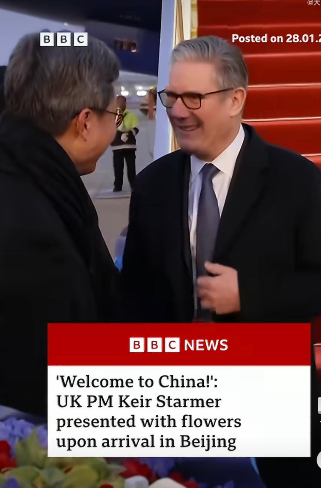 斯塔默访华西装革履下飞机，穿的有点少！献花小朋友英语口语棒棒的！
1月28日斯塔