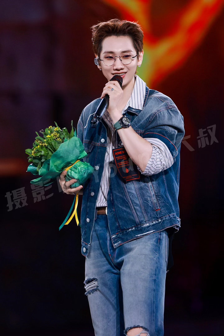 汪苏泷到底有多少条纹衫 演唱会还专门出了一道条纹选择题，让大家选出他没有穿过的条