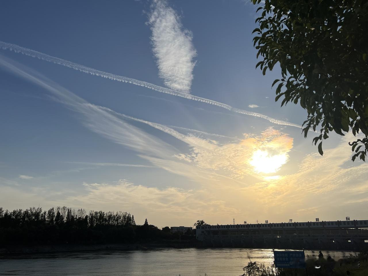 当全世界各大景点都是中国人的时候，我静静地站在茨淮新河的大堤上,遥想当年河堤上挤