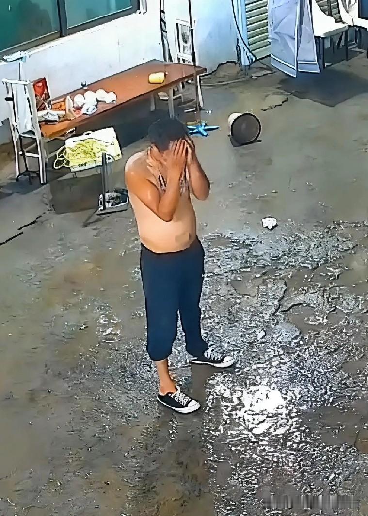 深夜10点，男子刚把母亲后事料理完，便径直走出屋，不顾外边淅淅沥沥的小雨，光着膀