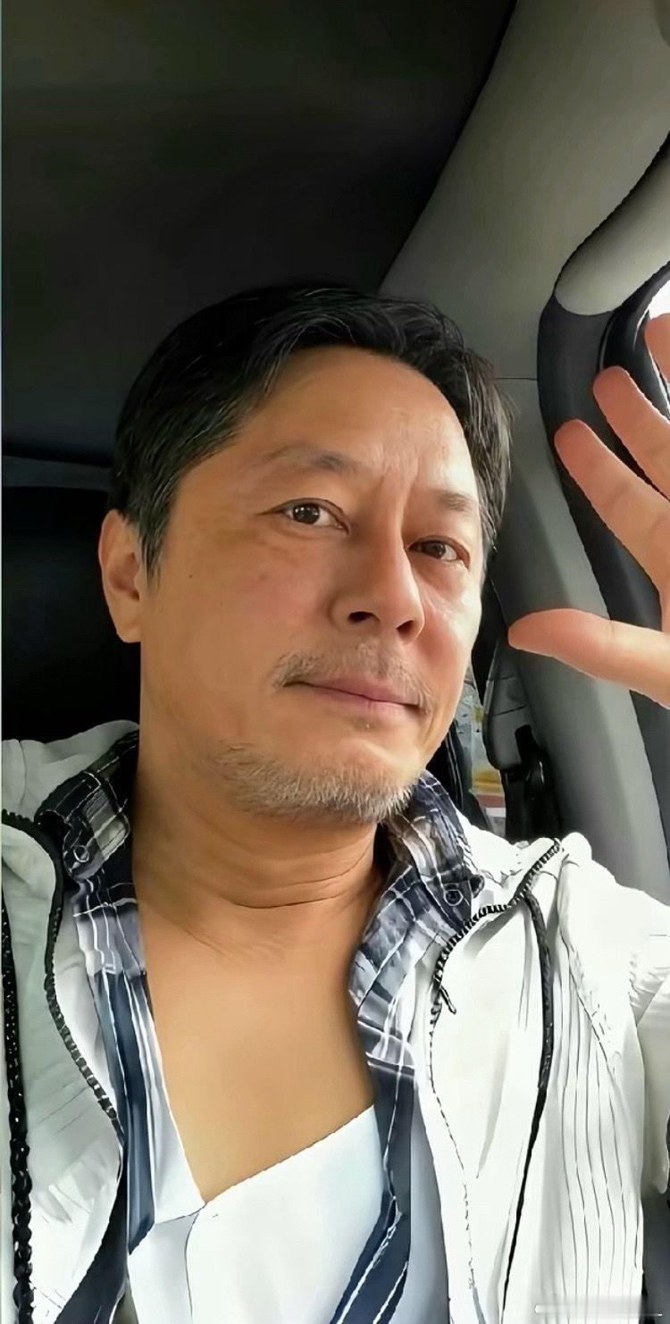 今天竟然刷到王杰了，他真的好可惜啊，不说巅峰时期少唱了多少经典歌少赚多少钱，就他