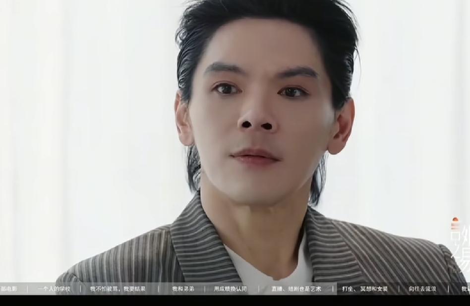 向佐这么多年原来是藏拙，他本就是周星驰笔下的实心人。他说没有树洞之后这沉默的15