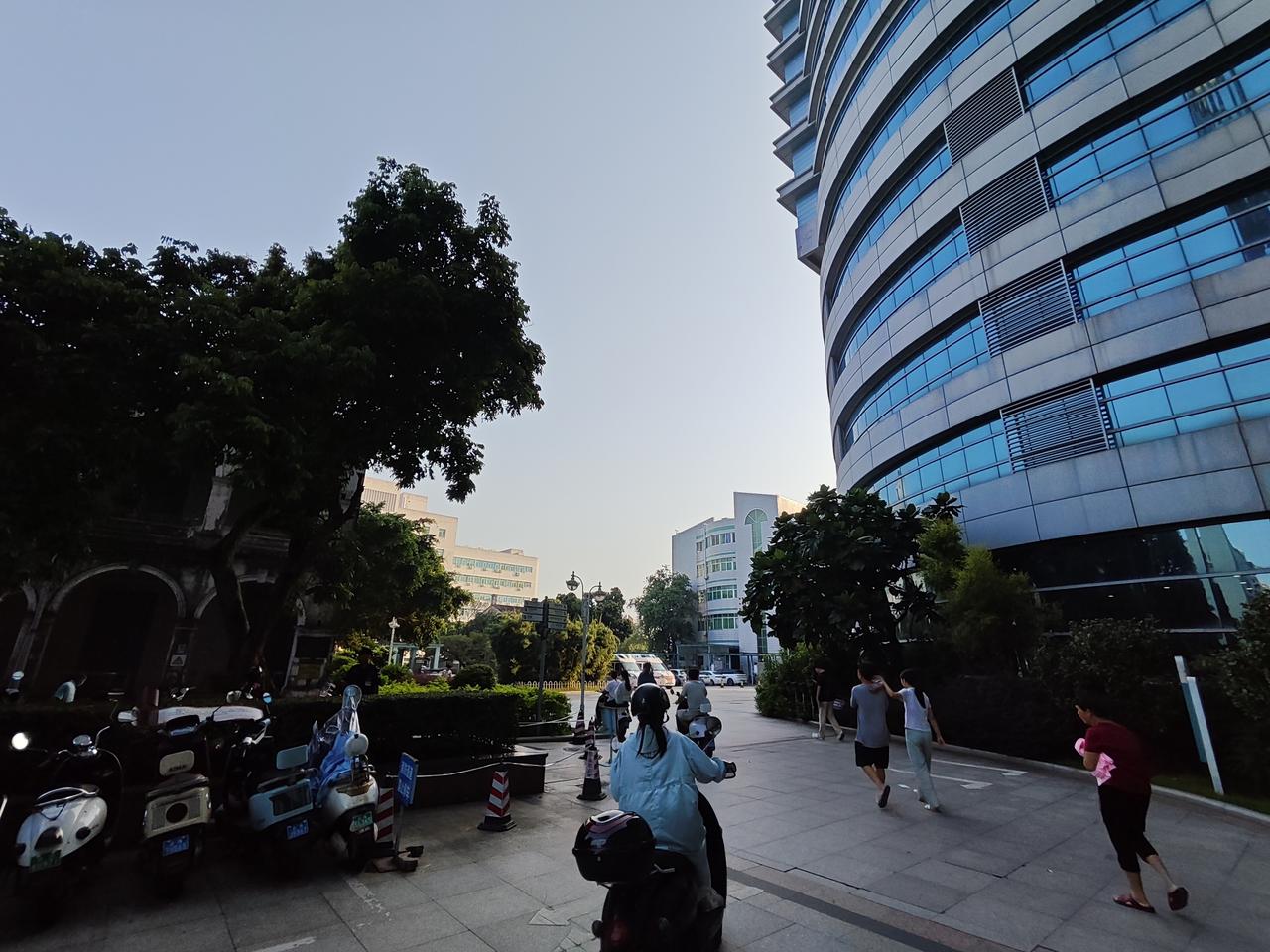 刷到一个特别通透的企业类比，瞬间戳穿了无数家庭的教育假象，越琢磨越清醒。
 
如
