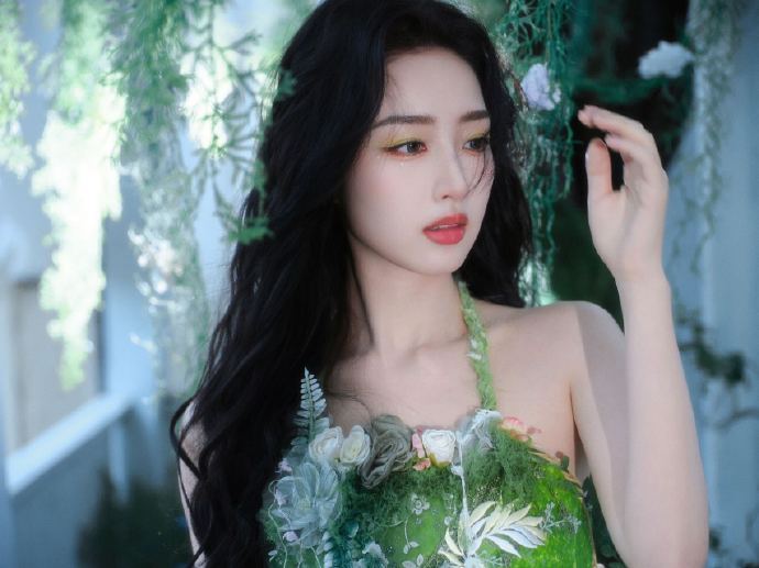 邓恩熙 看得出她是精灵 天呐！邓恩熙穿上绿色长裙，配上薄纱翅膀，瞬间化身精灵公主