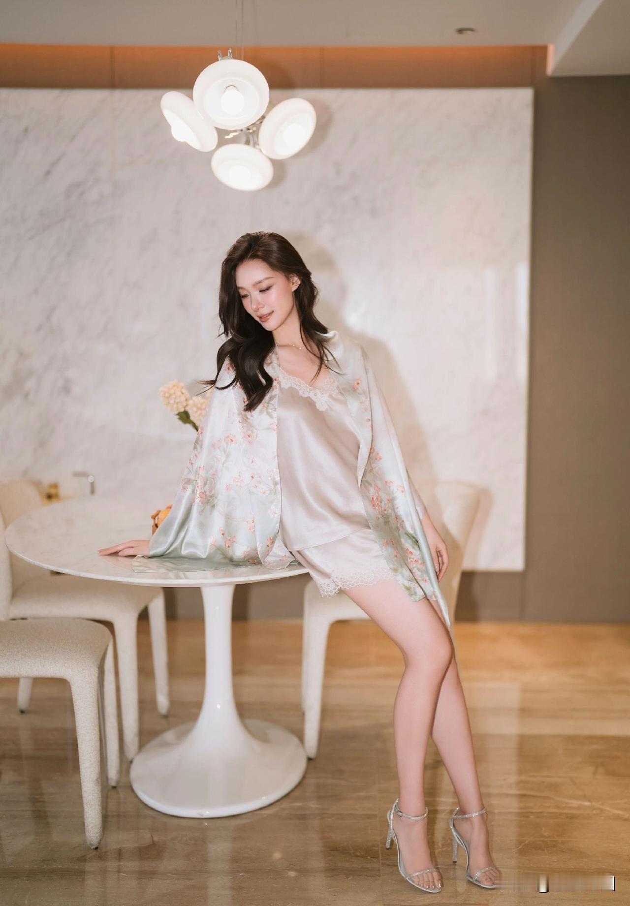 丝袜总能赋予女性别样的魅力，不同风格佳人演绎出不同风情。