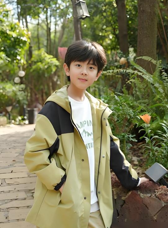 导演说选角只看专业不看背景。
结果名单一出，小演员徐浩一就火了。
大家发现他长得