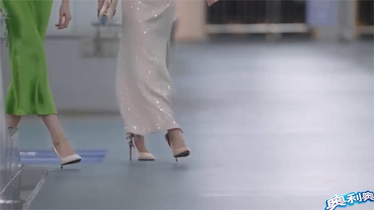 难怪奥斯卡一见钟情，孙乐言紧身吊带裙，好身材一览无余