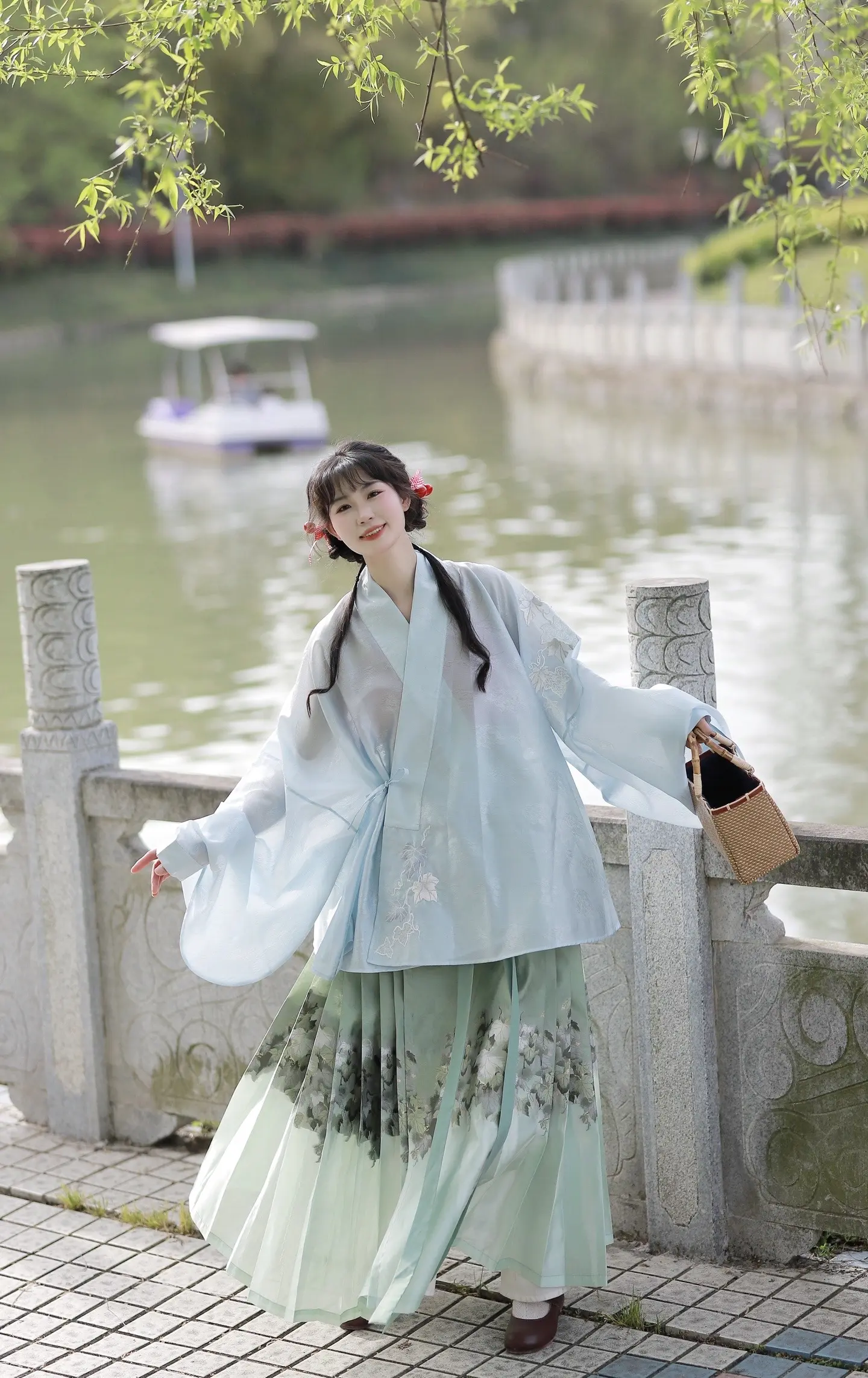 看春光咿呀咿呀摇摇晃。”
春天拍照模式启动 明制是春天的第一选择