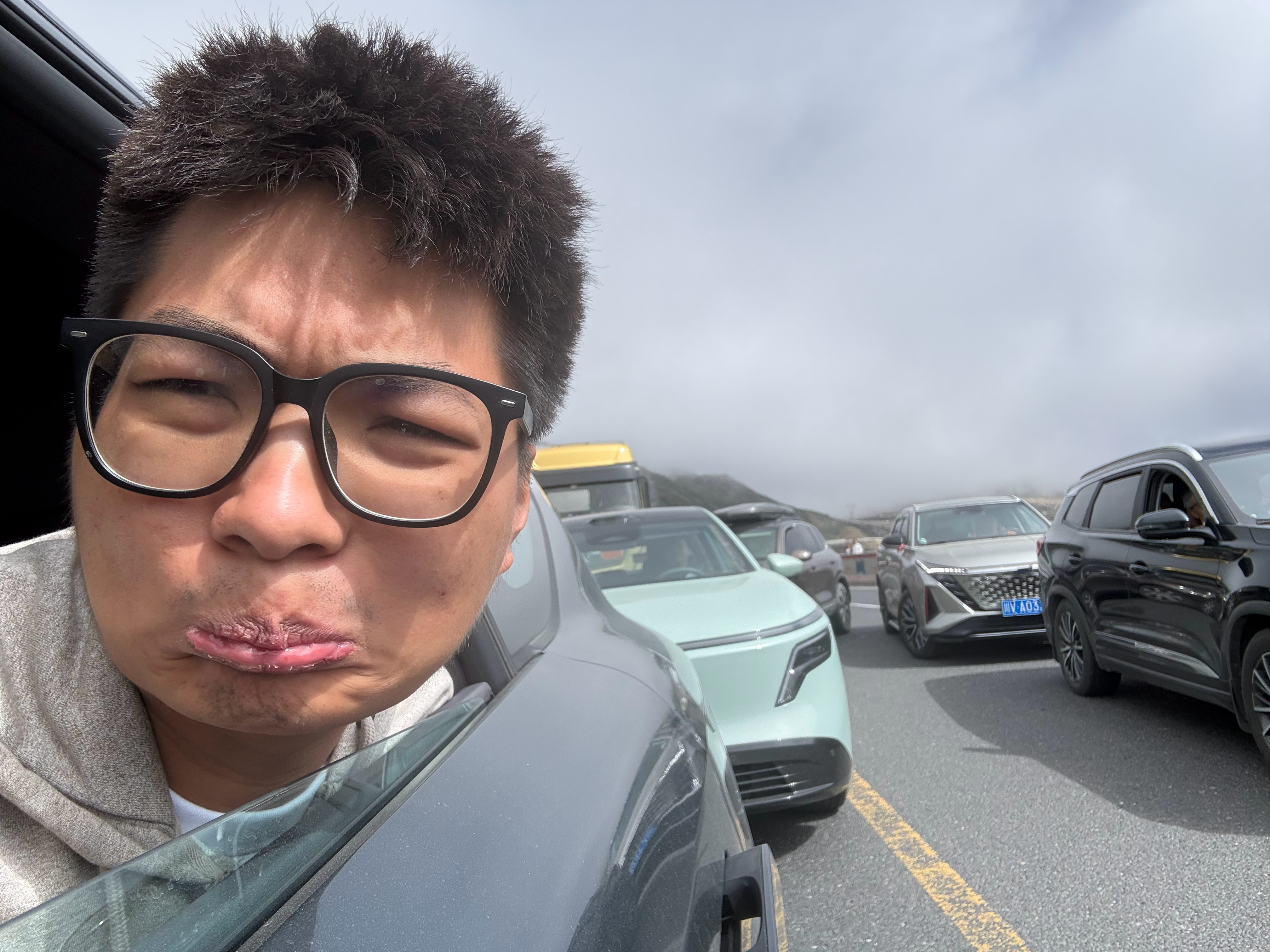 现在人素质真差，逆行加塞蛮不讲理！俺这清纯的男大哪见过这场面啊！！！ 甘孜