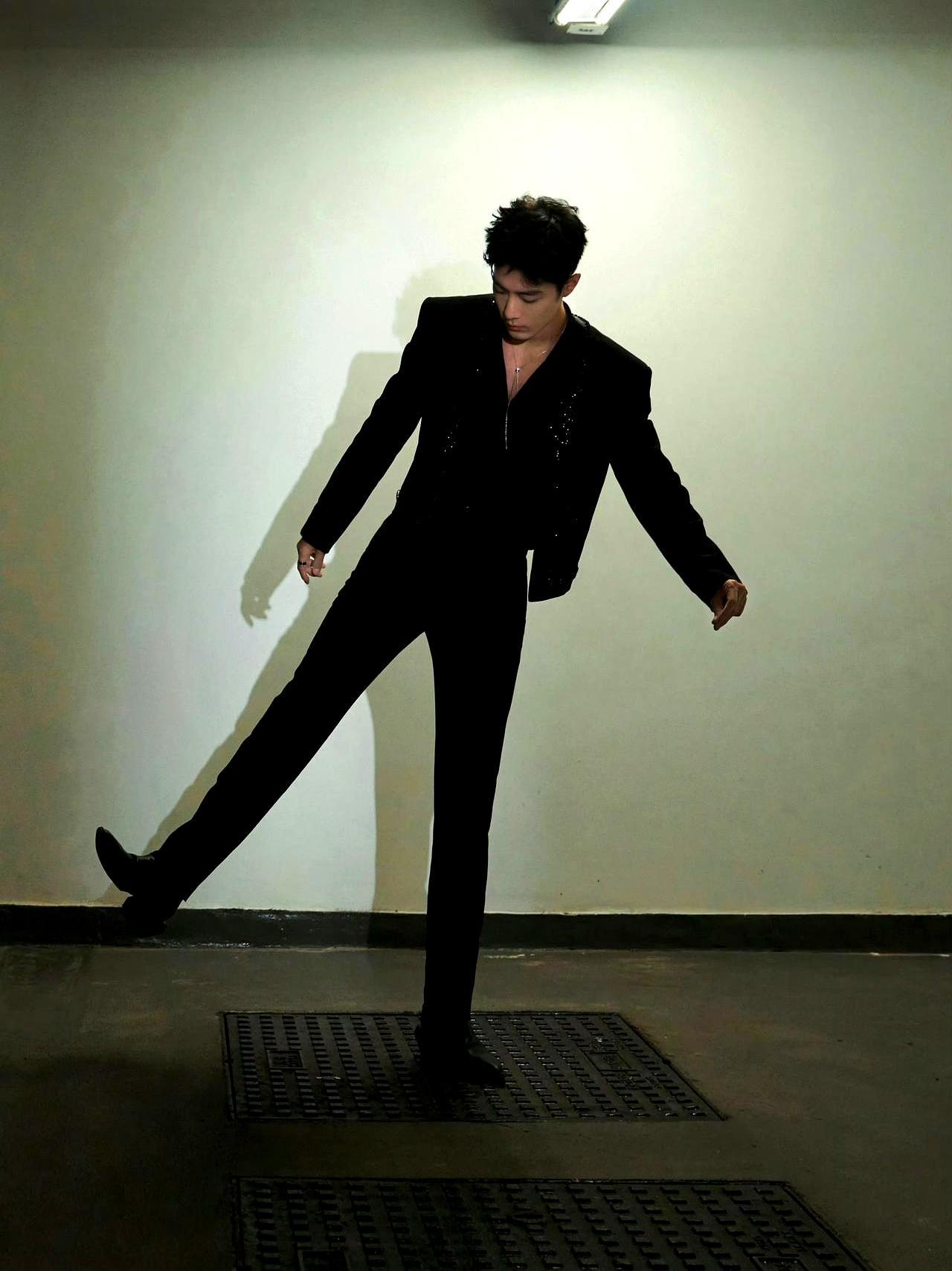 104万人签到，内娱圈都沉默了。
 
这事发生在肖战的个人超话里，一天之内，签到